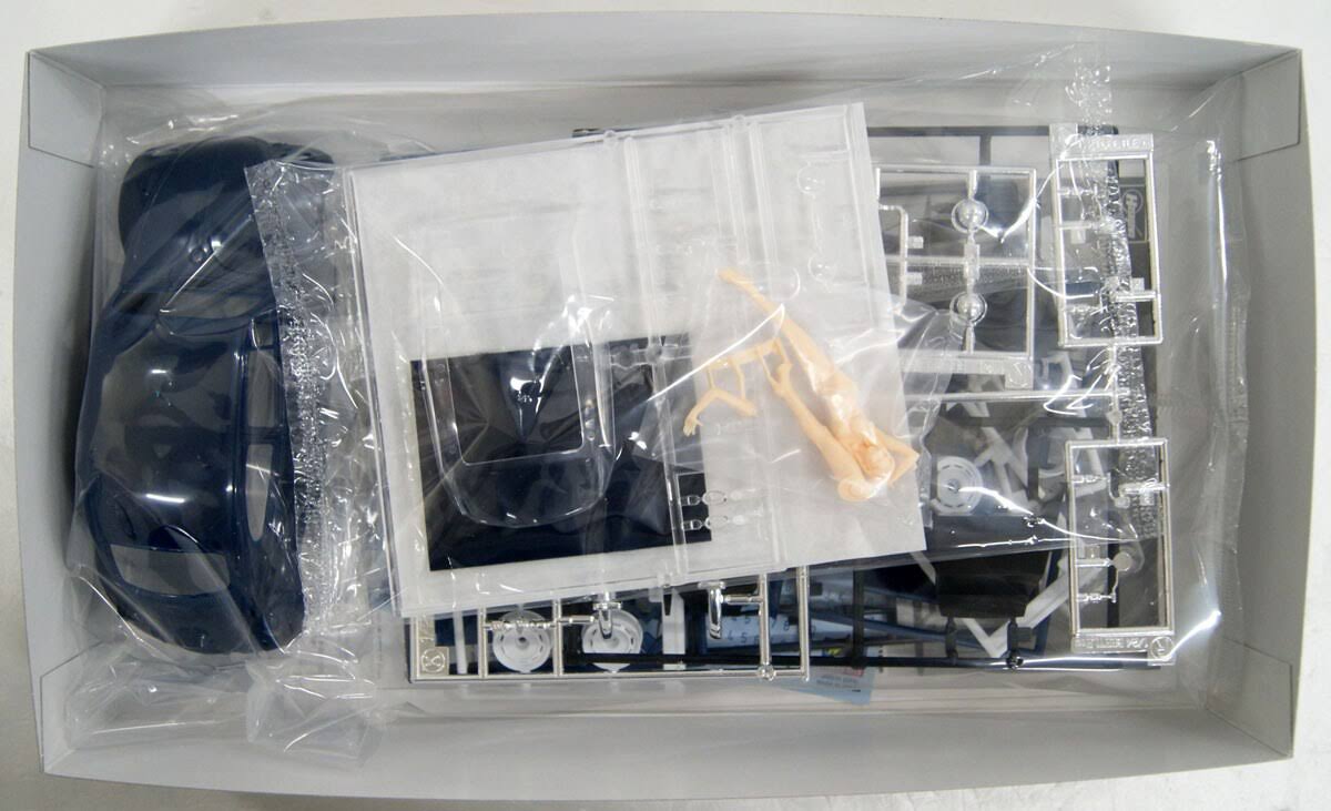 1/24 Scale Volkswagen Beetle Kit with Figure G82040